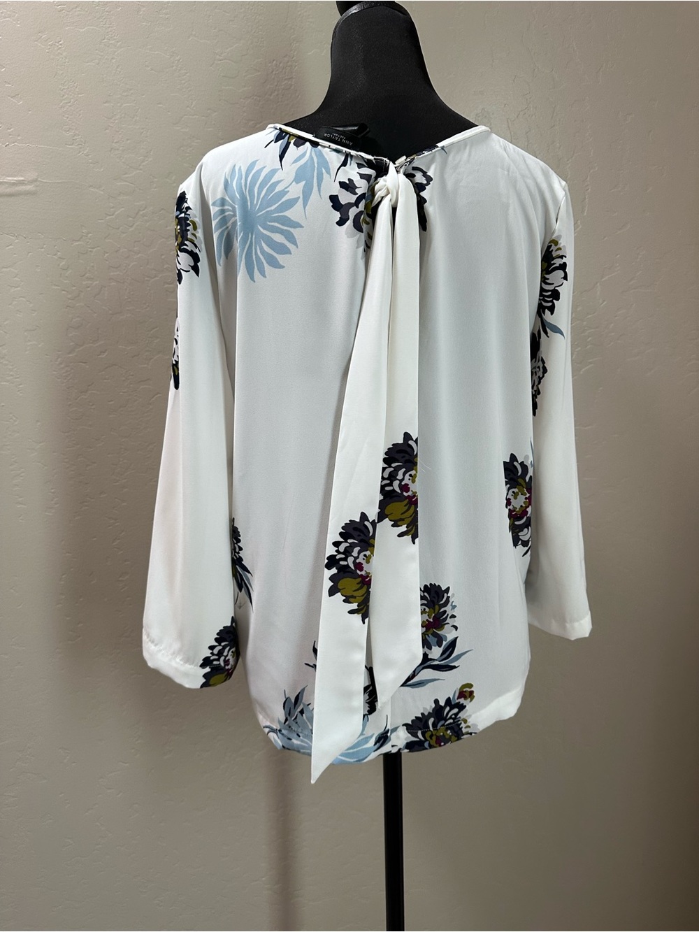 Ann Taylor Factory White Boatneck Top with Light Blue & Navy Floral Print - Picture 3 of 7